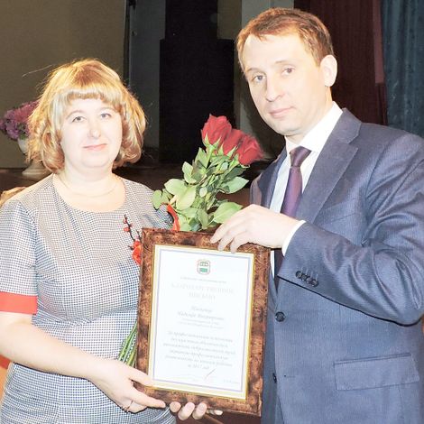 А.А.Козлов вручает благодарность главной медсестре Тамбовской больницы Н.В.Павленко
