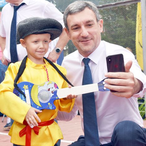 Врио губернатора В.А.Орлов с маленьким жителем Тамбовского района. Селфи на память